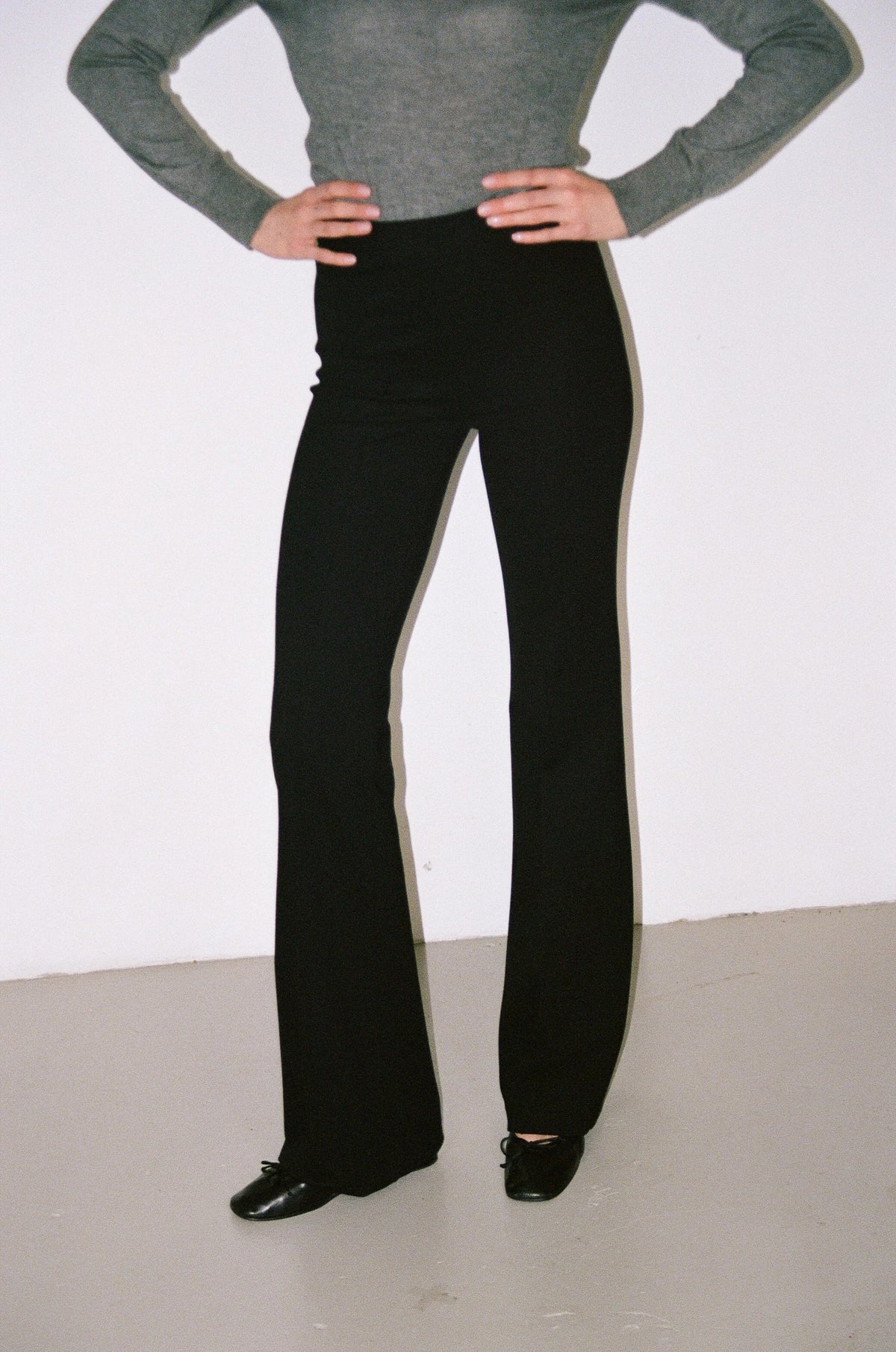 Le Pantalon Slim Flare Sweater noir, vue 1