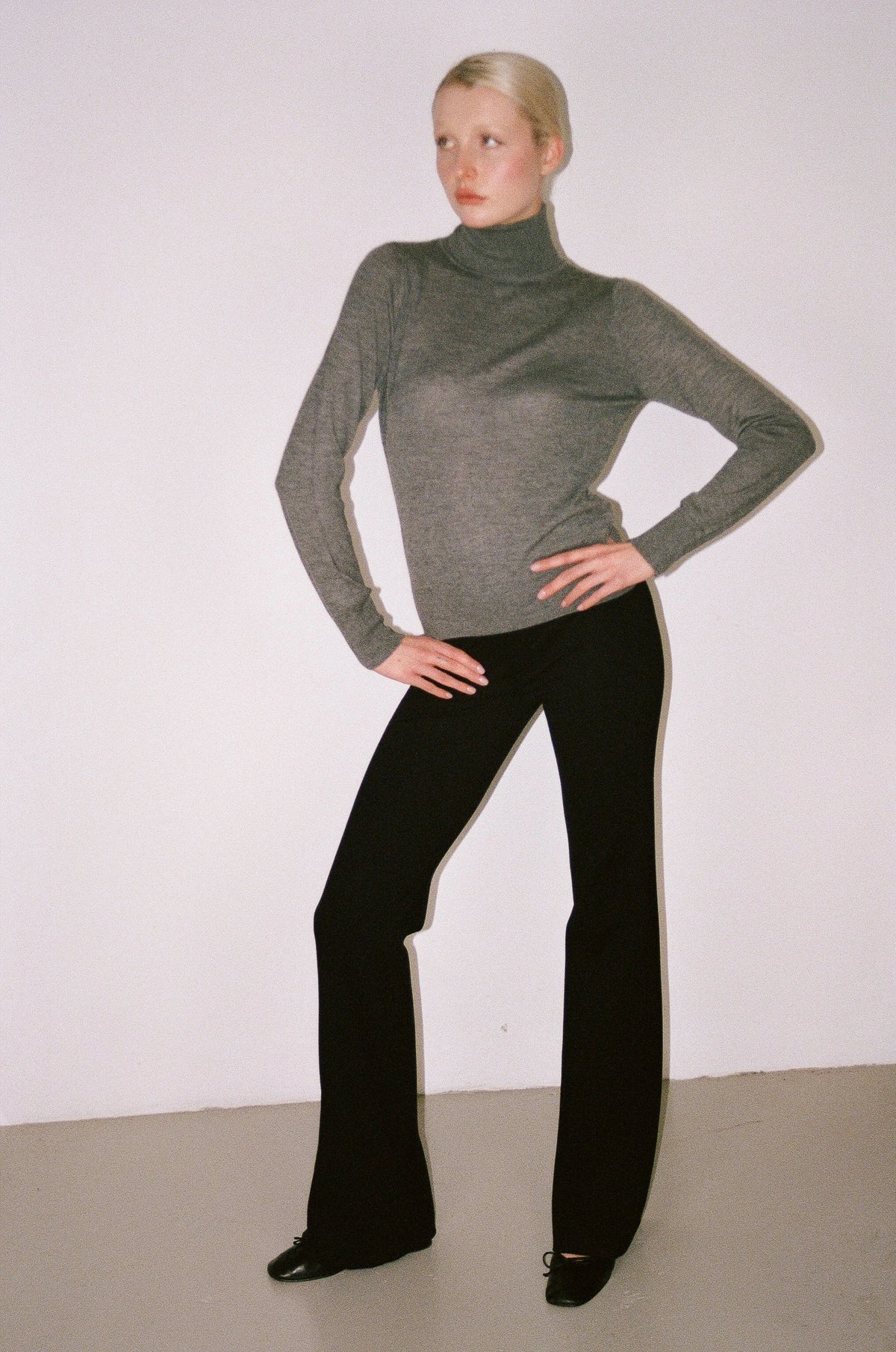 Le Pantalon Slim Flare Sweater noir, vue 3